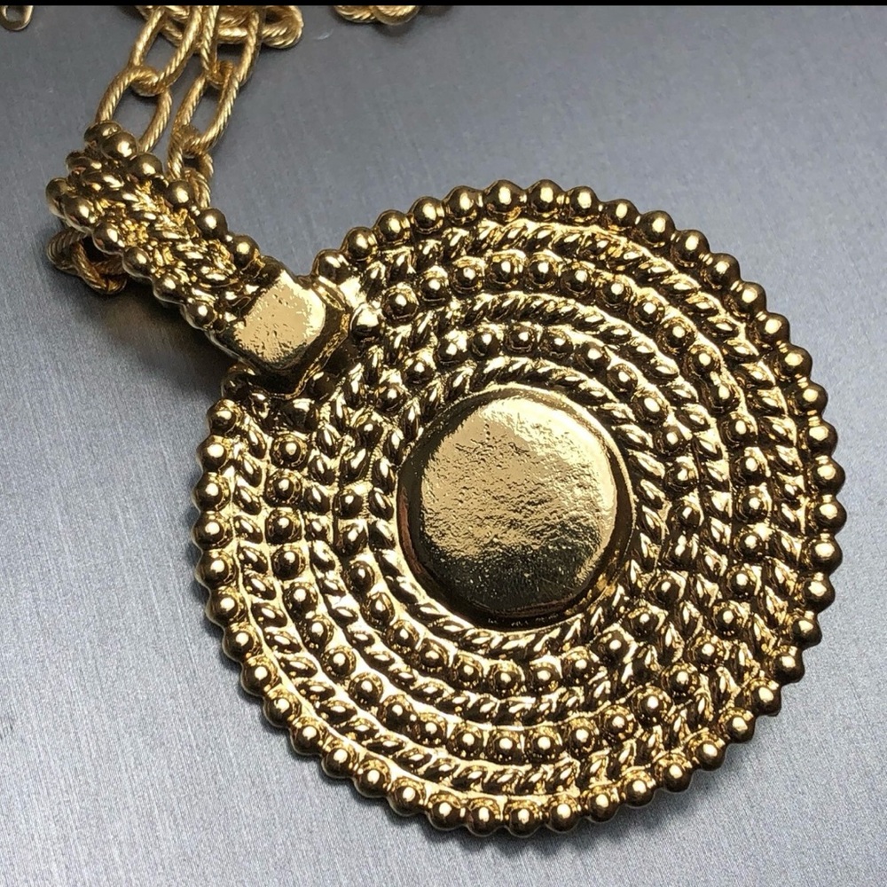 VTG Modern Avon Medallion Necklace - Picture 10 of 15